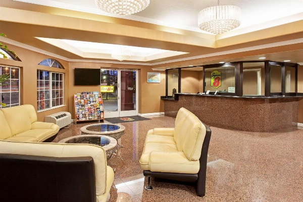 Super 8 by Wyndham Los Angeles Downtown Main image